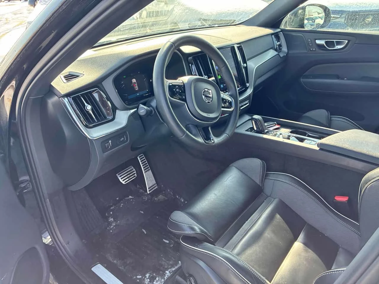 Volvo XC60 * R Design * DISTRONIC* PANO* + ГУМИ , снимка 5 - Автомобили и джипове - 54575757