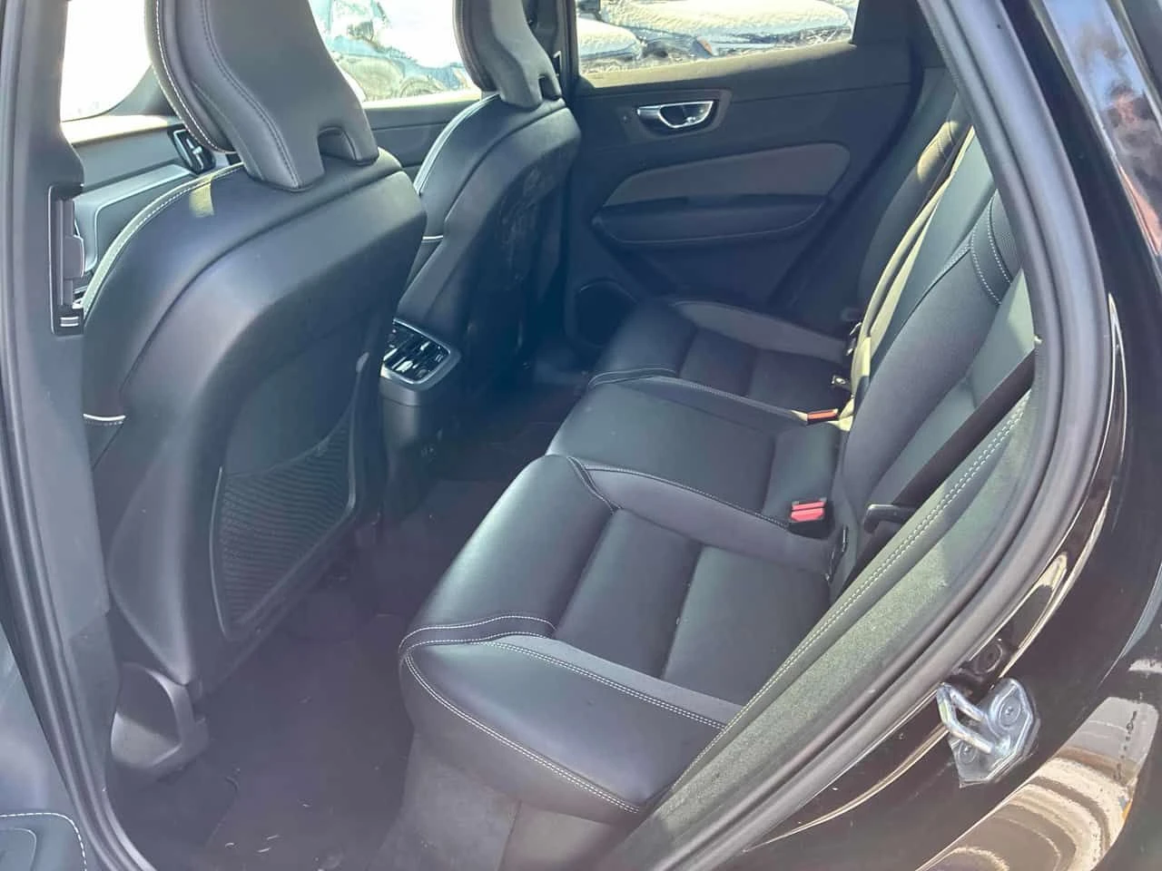 Volvo XC60 * R Design * DISTRONIC* PANO* + ГУМИ , снимка 13 - Автомобили и джипове - 54575757