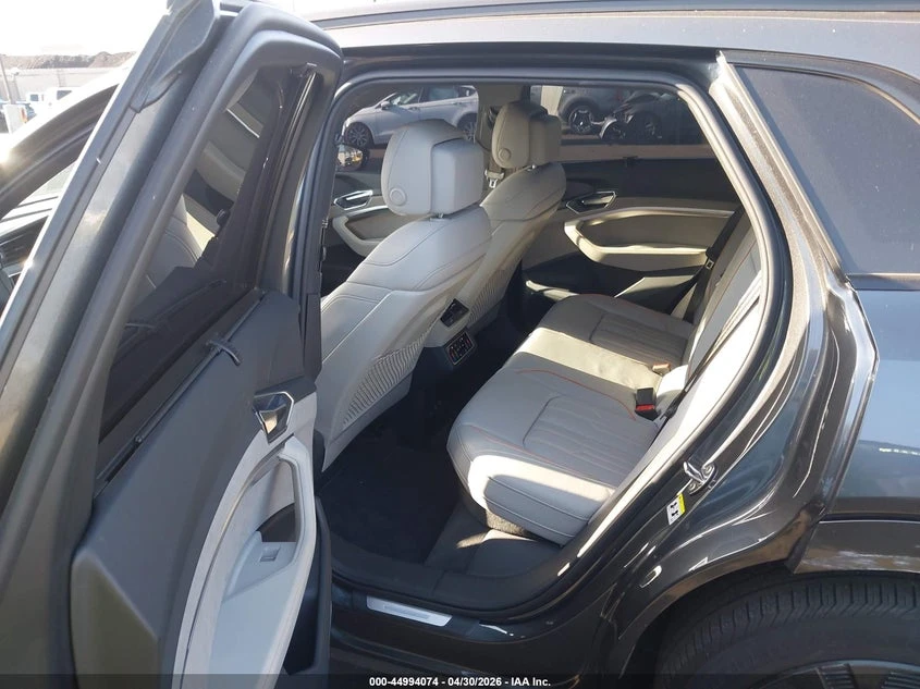 Audi Q8 E-Tron Prestige Quattro, снимка 8 - Автомобили и джипове - 54770073