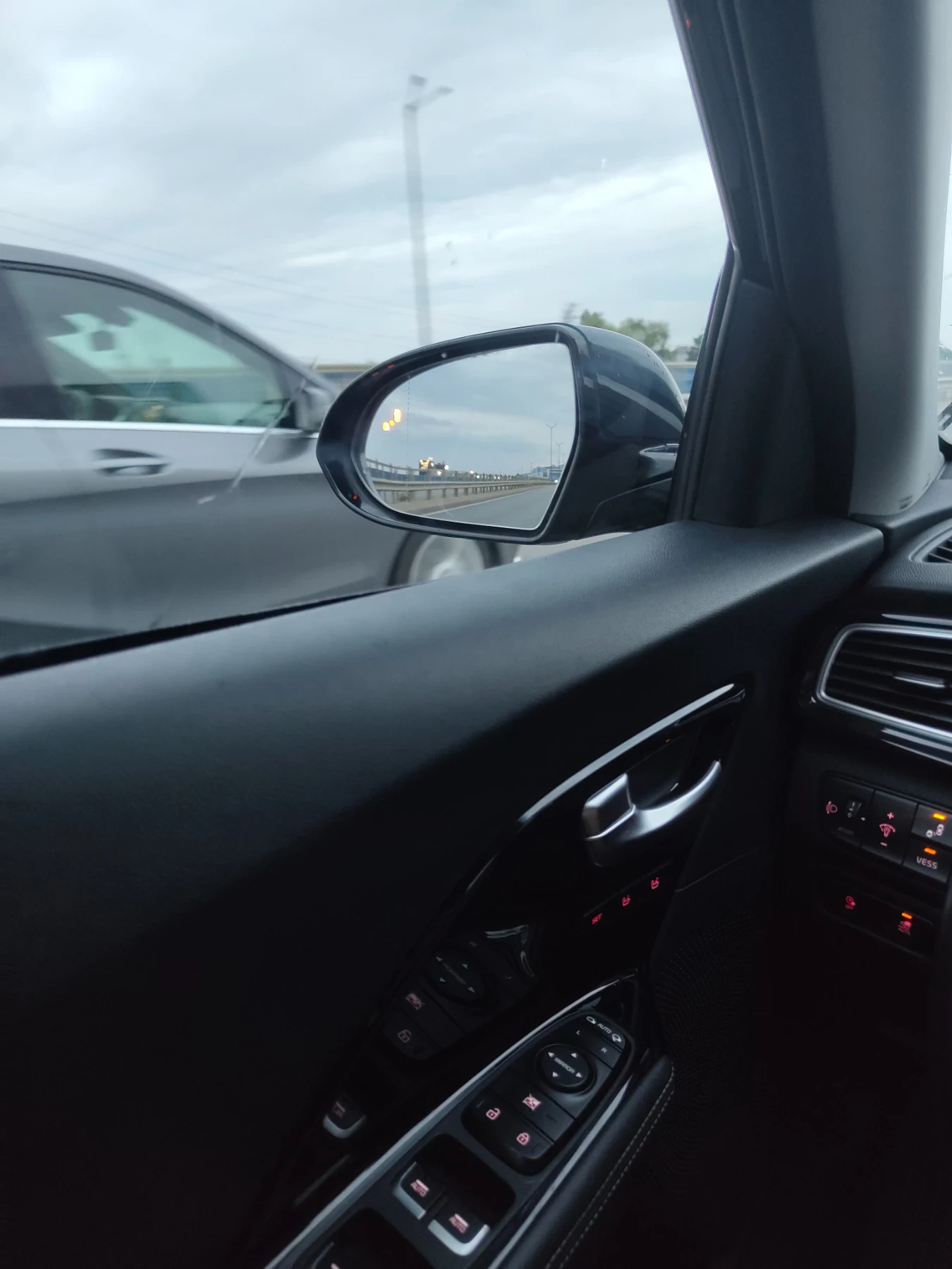 Kia Niro 65KWh EXECUTIVE LINE/SOH100%/Термопомпа/Keyless, снимка 13 - Автомобили и джипове - 55137181