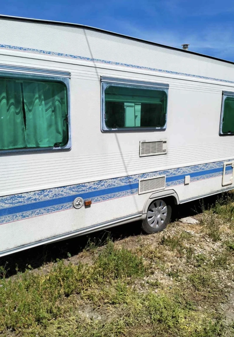 Каравана Adria Adria Unica 5206 UP, снимка 2 - Каравани и кемпери - 53372193