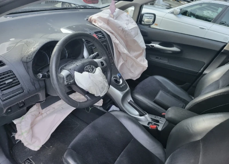 Toyota Auris 1.8 Хибрид Швейцария , снимка 11 - Автомобили и джипове - 47669096