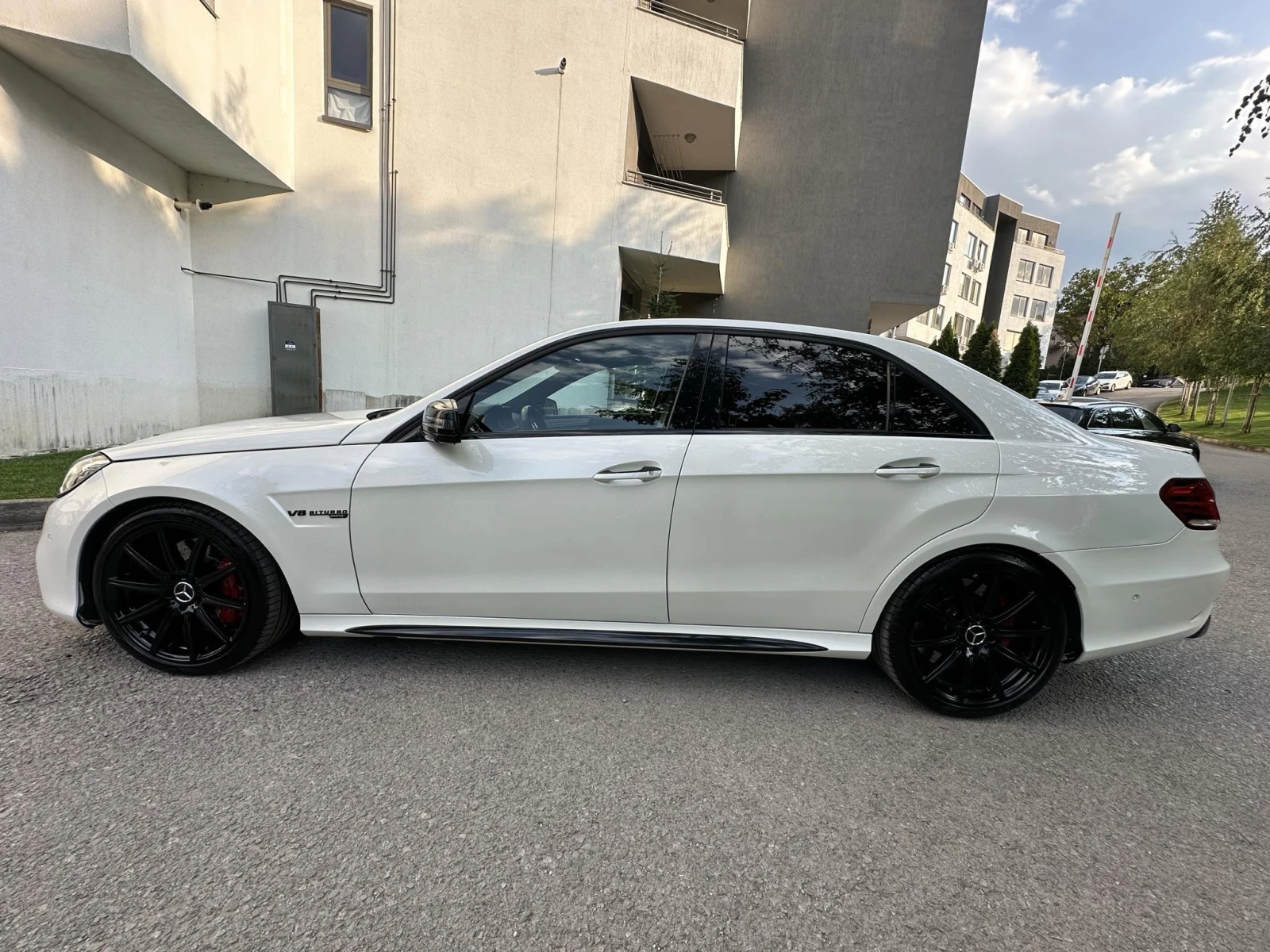 Mercedes-Benz E 63 AMG V8 Bi TURBO / 4 MATIC / ПАНОРАМА - изображение 4