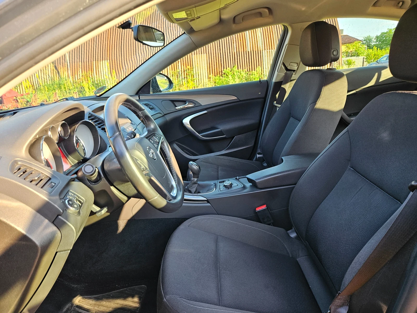 Opel Insignia 2.0CDTi 131кс.6ск.НАВИГАЦИЯ, снимка 10 - Автомобили и джипове - 54779345