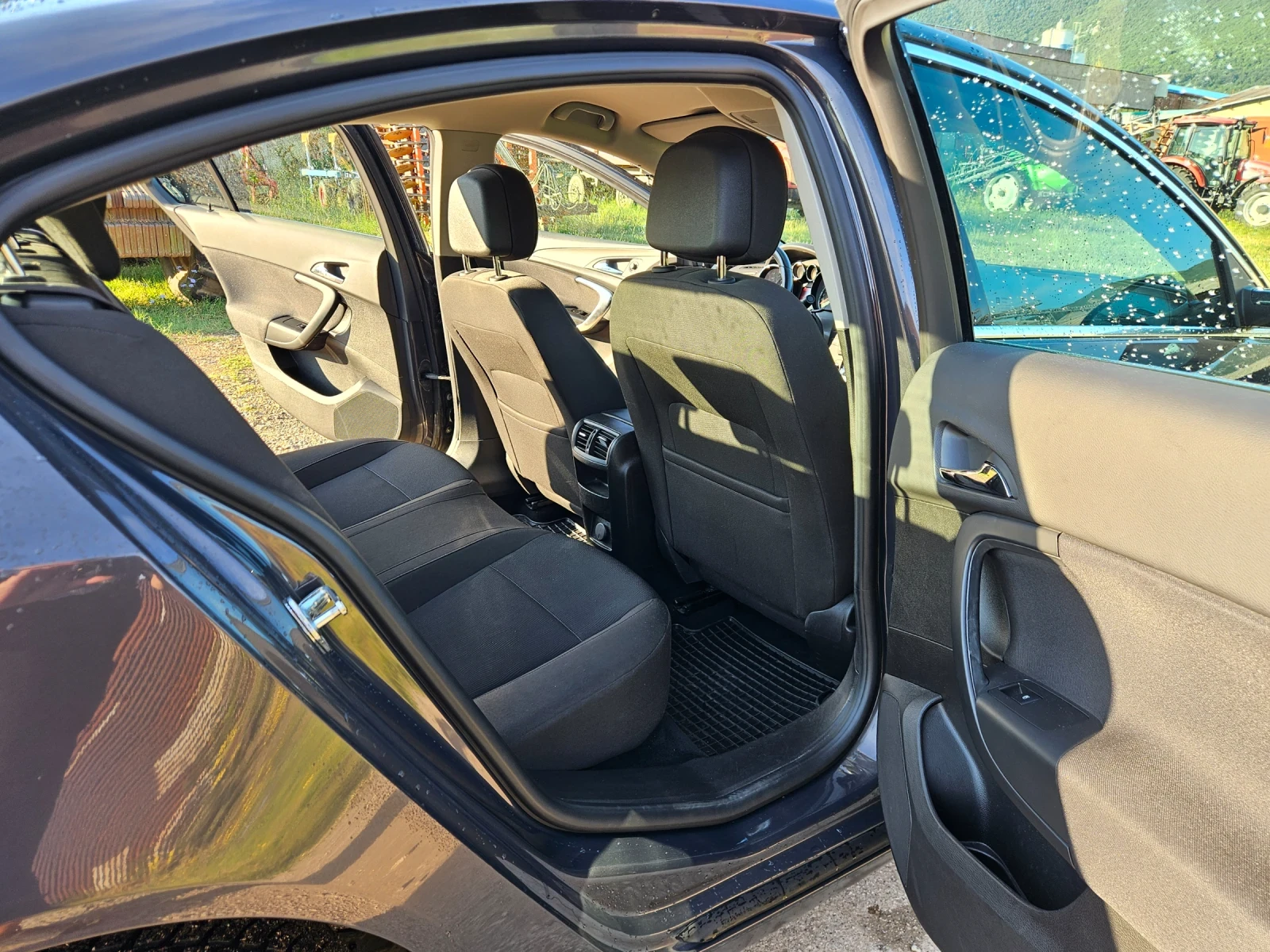 Opel Insignia 2.0CDTi 131кс.6ск.НАВИГАЦИЯ, снимка 13 - Автомобили и джипове - 54779345