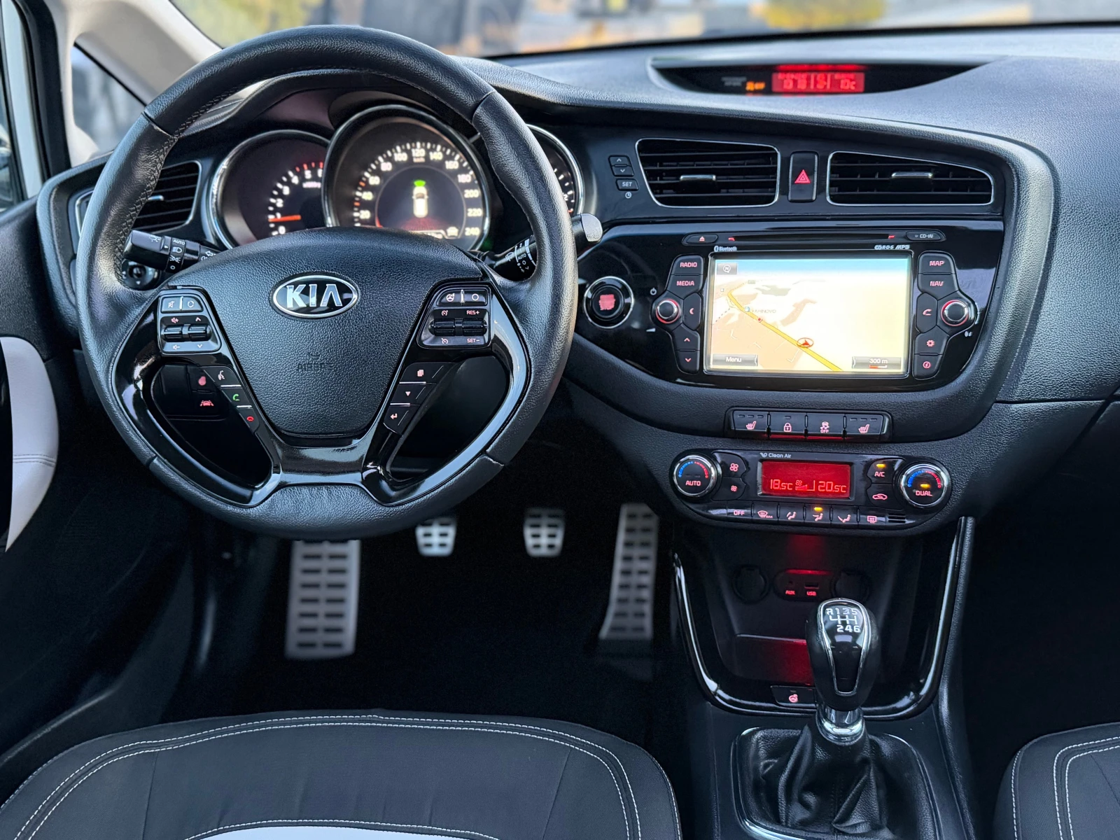 Kia Ceed * ПАНОРАМА* ПОДГРЕВ* LED* XENON* NAVI* CAMERA* , снимка 13 - Автомобили и джипове - 53559332