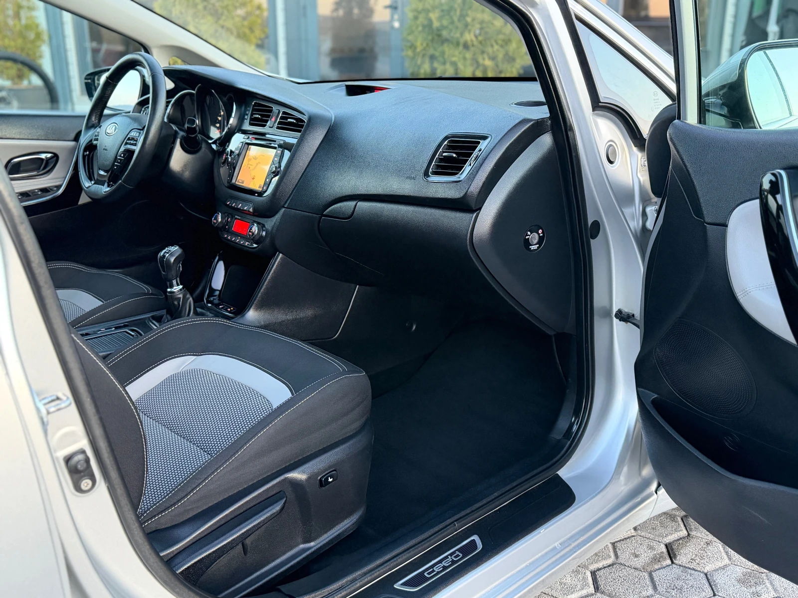 Kia Ceed * ПАНОРАМА* ПОДГРЕВ* LED* XENON* NAVI* CAMERA* , снимка 12 - Автомобили и джипове - 53559332