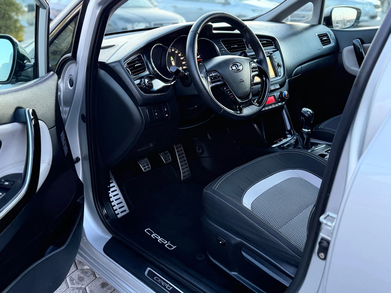 Kia Ceed * ПАНОРАМА* ПОДГРЕВ* LED* XENON* NAVI* CAMERA* , снимка 15 - Автомобили и джипове - 53559332