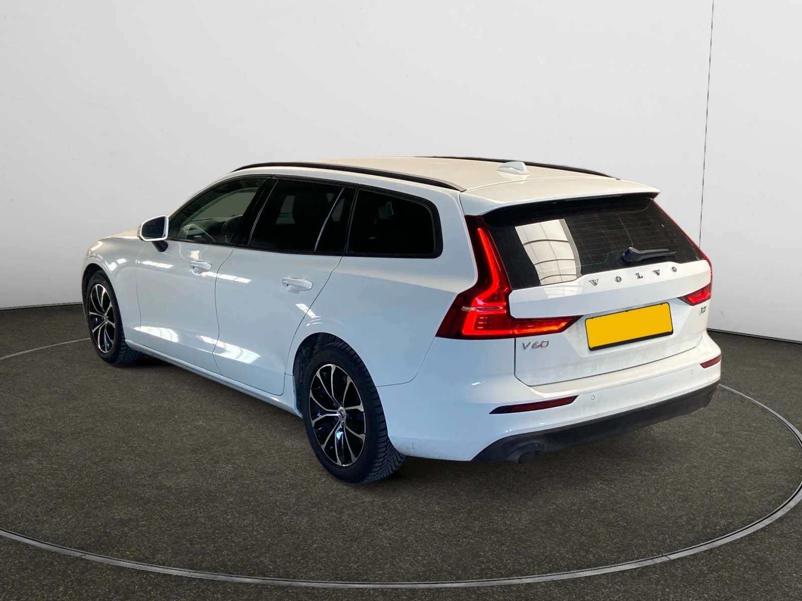 Volvo V60 B3 Momentum, снимка 8 - Автомобили и джипове - 54356280