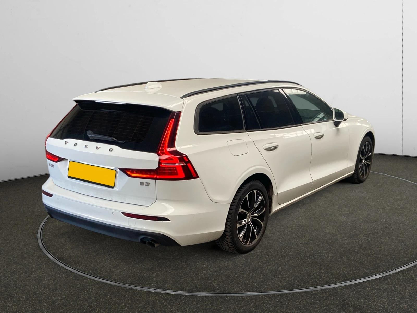 Volvo V60 B3 Momentum, снимка 6 - Автомобили и джипове - 54356280