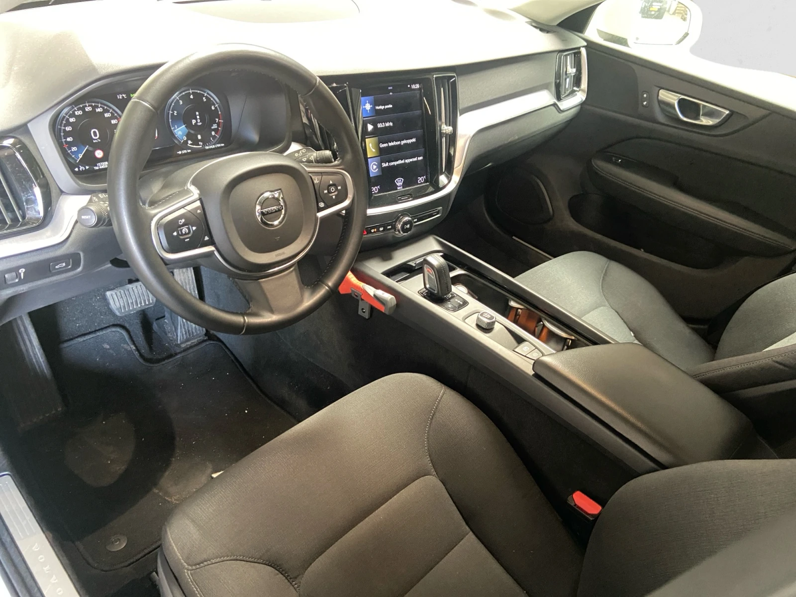 Volvo V60 B3 Momentum, снимка 11 - Автомобили и джипове - 54356280