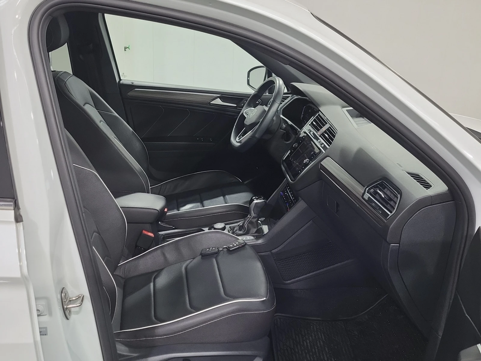 VW Tiguan HIGHLINE R-LINE * * CARFAX * * АВТО КРЕДИТ * * , снимка 12 - Автомобили и джипове - 54184485