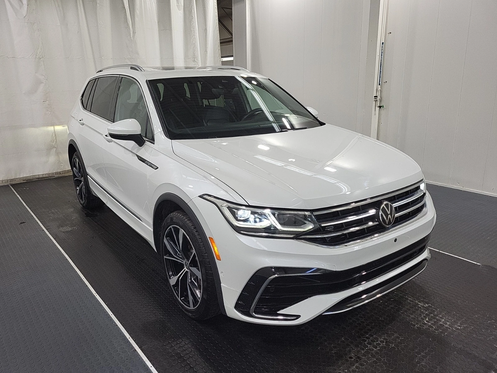 VW Tiguan HIGHLINE R-LINE * * CARFAX * * АВТО КРЕДИТ * * , снимка 3 - Автомобили и джипове - 54184485
