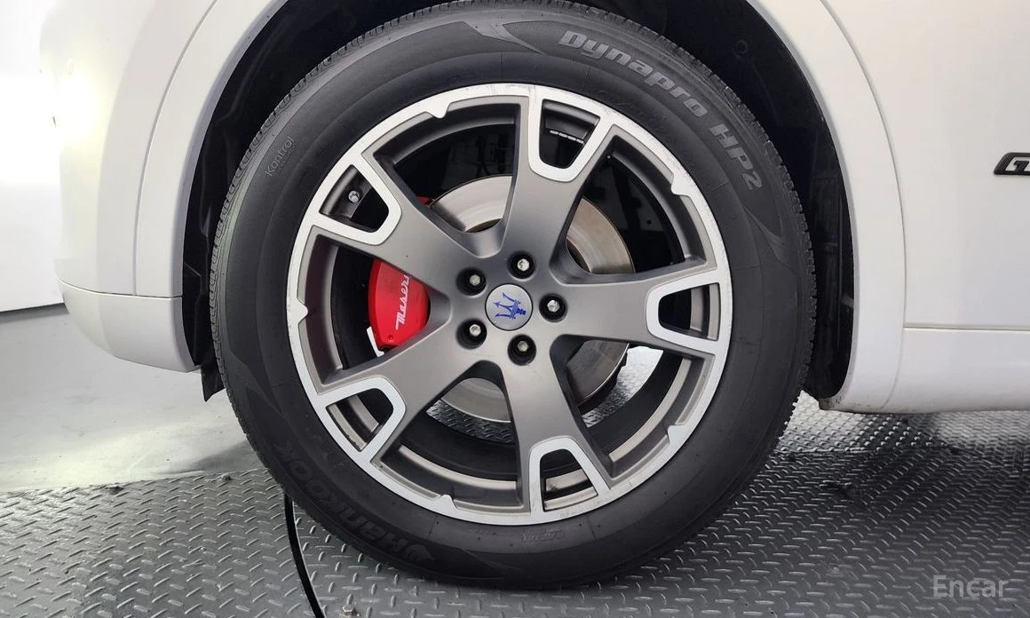 Maserati Levante, снимка 5 - Автомобили и джипове - 54401443