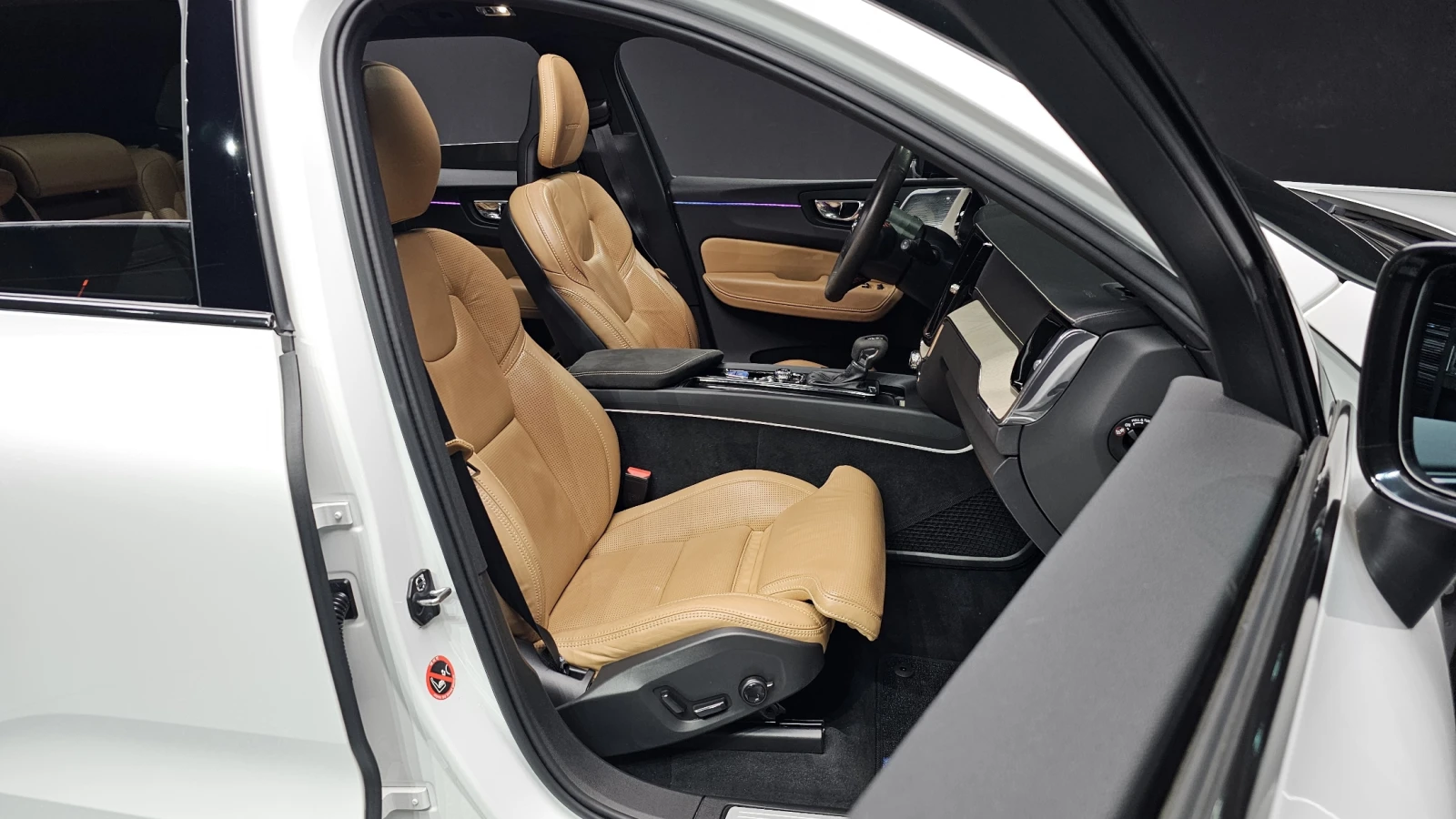 Volvo XC60 T6* ЕЛ. БАГАЖНИК* 360* BLIND SPOT* МАСАЖ* КРАЙНА Ц, снимка 10 - Автомобили и джипове - 55983961