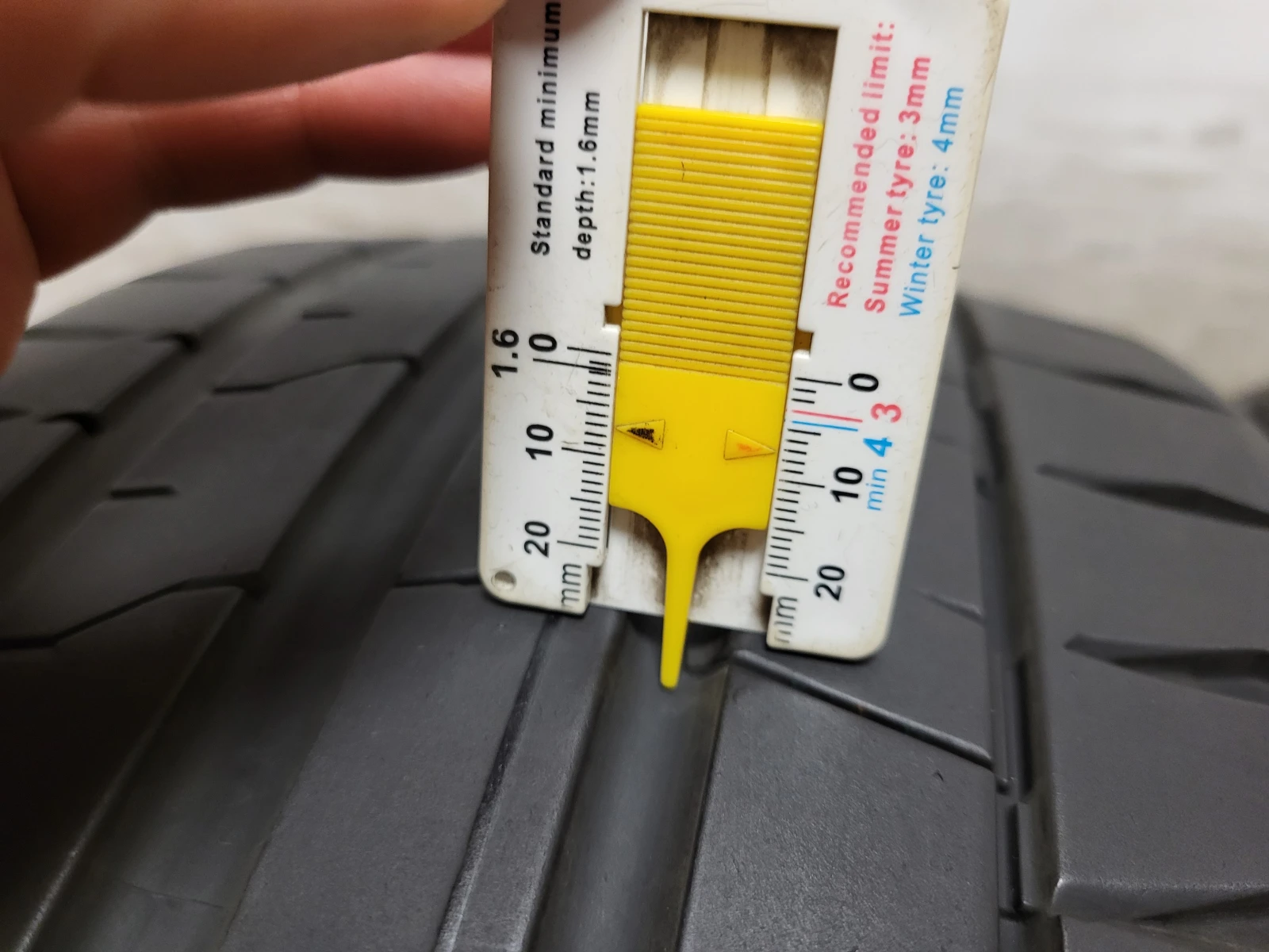 Гуми Летни 235/35R19, снимка 4 - Гуми и джанти - 55195418