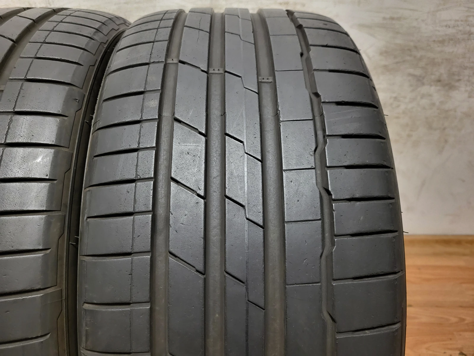 Гуми Летни 235/35R19, снимка 12 - Гуми и джанти - 55195418