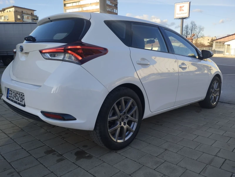 Toyota Auris 1.8 Hybrid , снимка 6 - Автомобили и джипове - 49250322