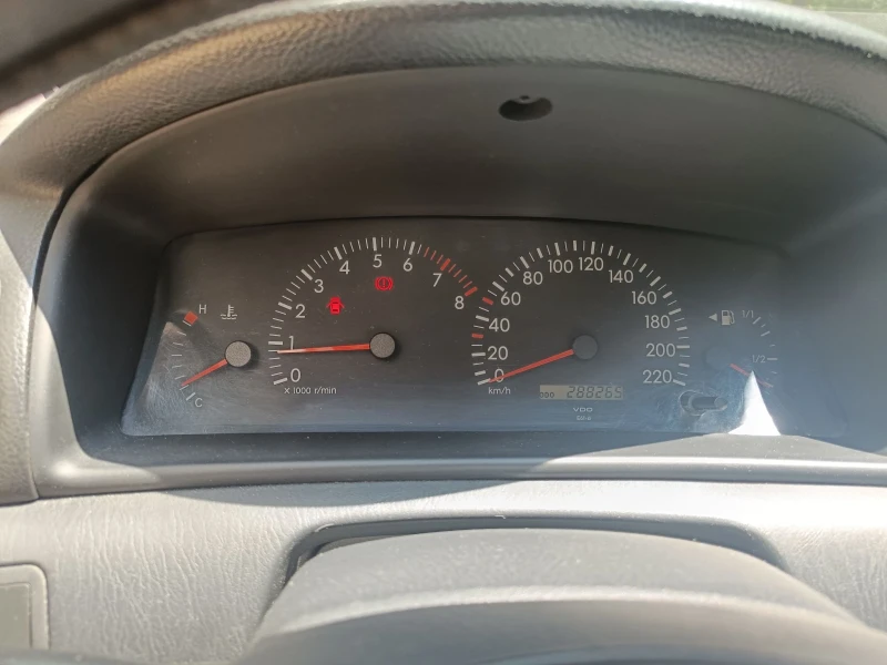 Toyota Corolla 1, 4 vvti , снимка 15 - Автомобили и джипове - 52457845