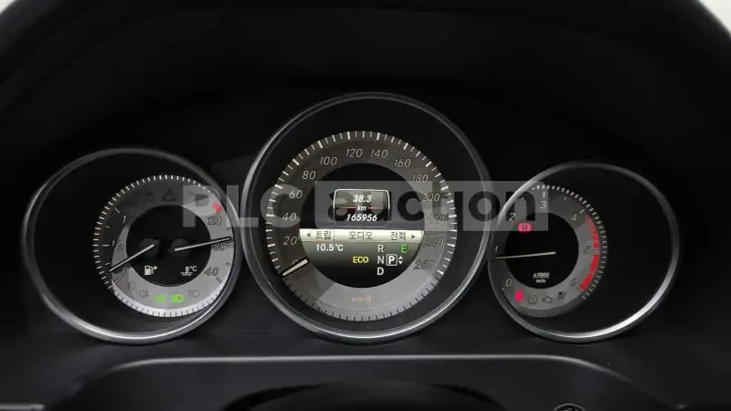 Mercedes-Benz E 220 * АВТОКРЕДИТ БЕЗ ПЪРВОНАЧАЛНА * НА ЗАДНО * , снимка 7 - Автомобили и джипове - 54550219