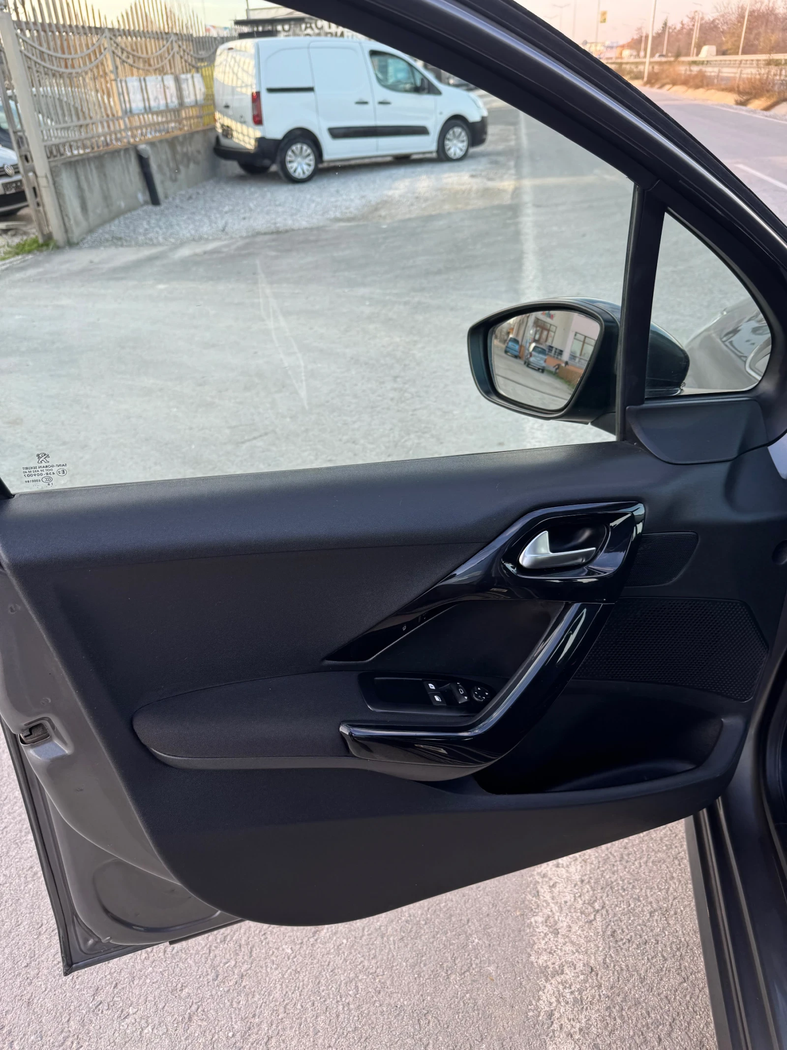 Peugeot 208 1.6 ehdi - изображение 8