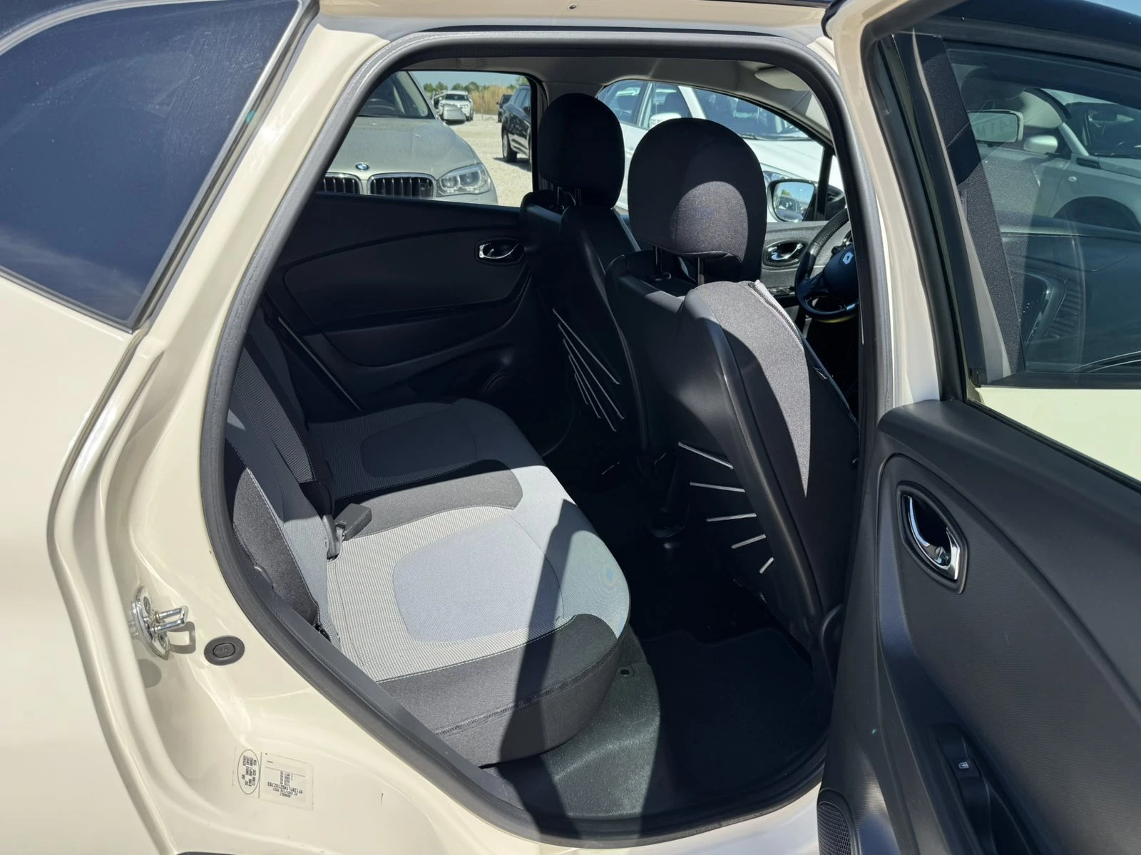 Renault Captur 1.5dci, снимка 14 - Автомобили и джипове - 54720778