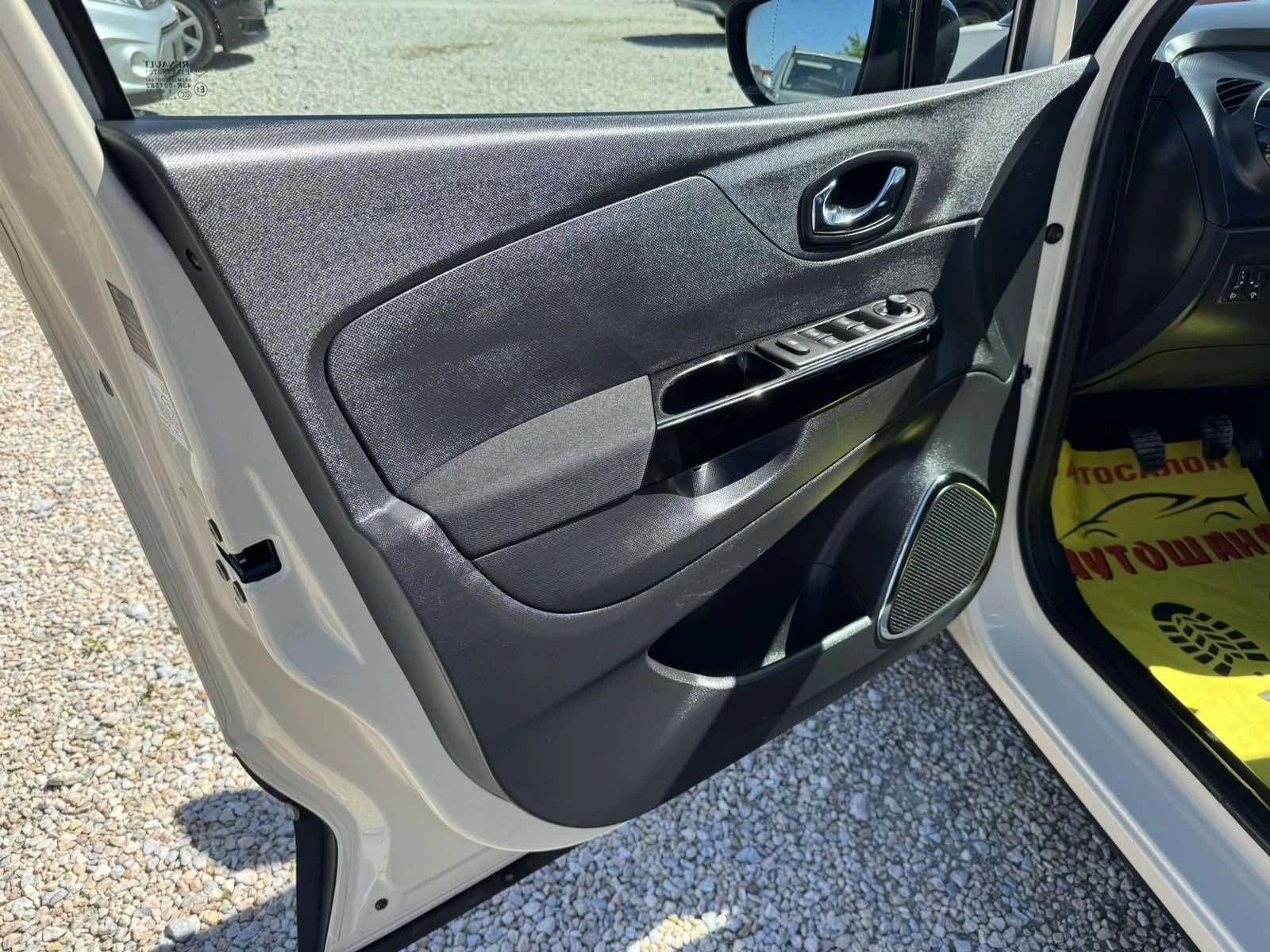 Renault Captur 1.5dci, снимка 11 - Автомобили и джипове - 54720778