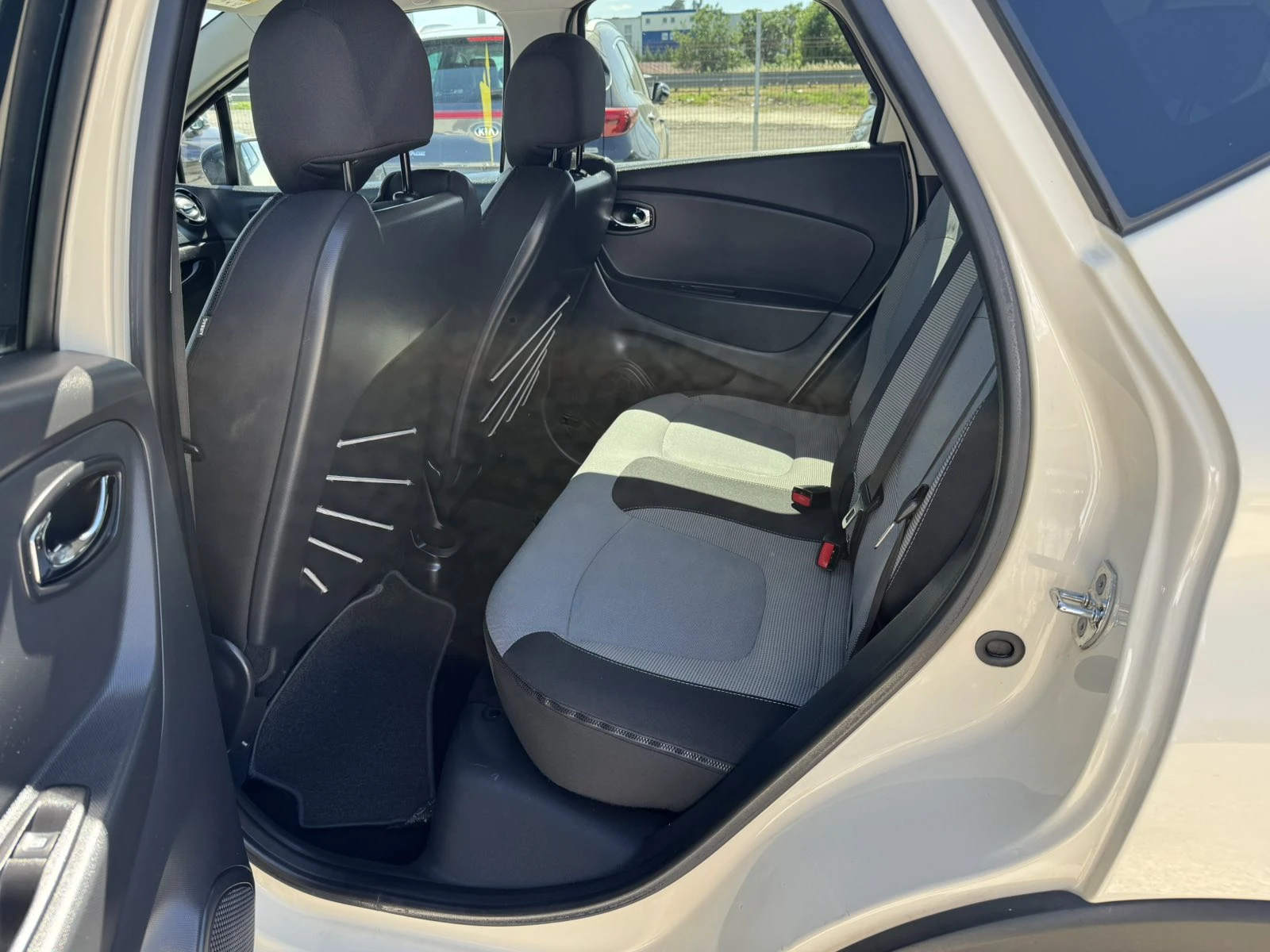 Renault Captur 1.5dci, снимка 8 - Автомобили и джипове - 54720778