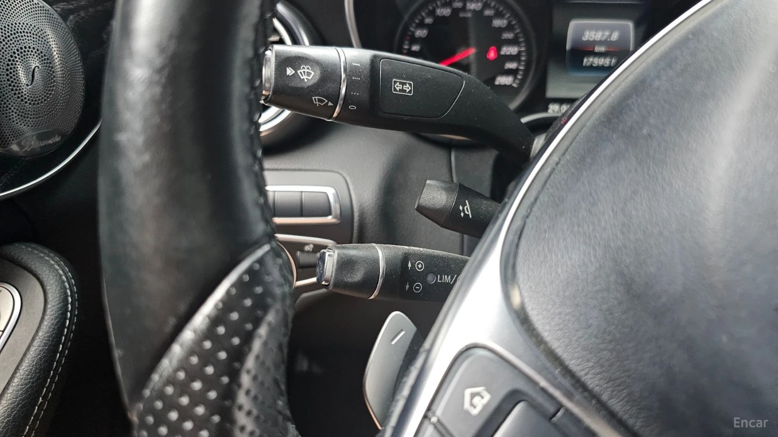 Mercedes-Benz C 250 4MATIC* AMG LINE* HEAD UP* DISTRO* LANE, снимка 13 - Автомобили и джипове - 55645931