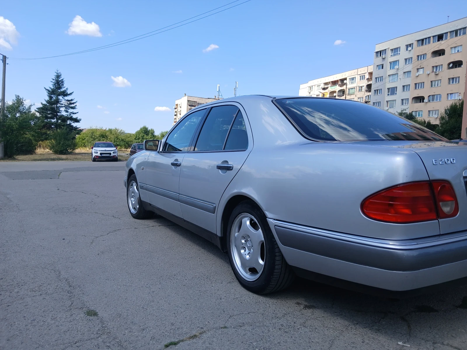 Mercedes-Benz E 200, снимка 8 - Автомобили и джипове - 55942077