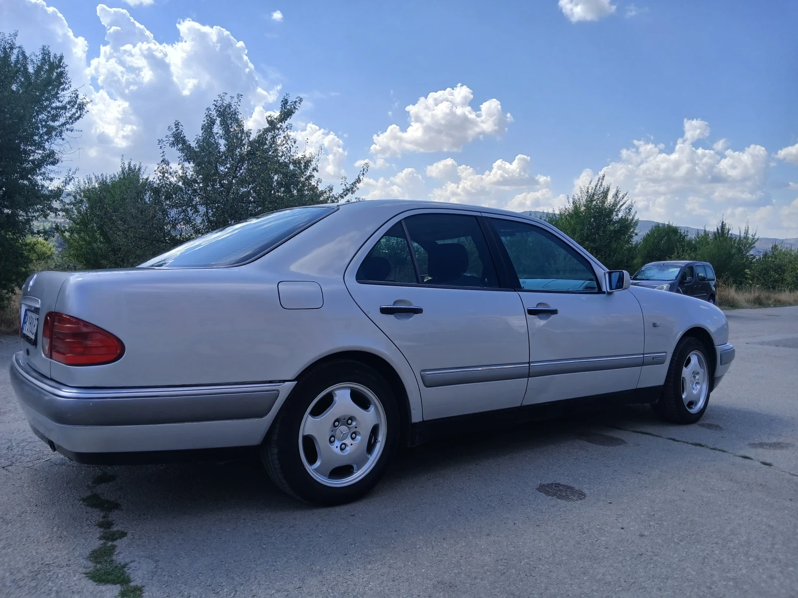 Mercedes-Benz E 200, снимка 7 - Автомобили и джипове - 55942077