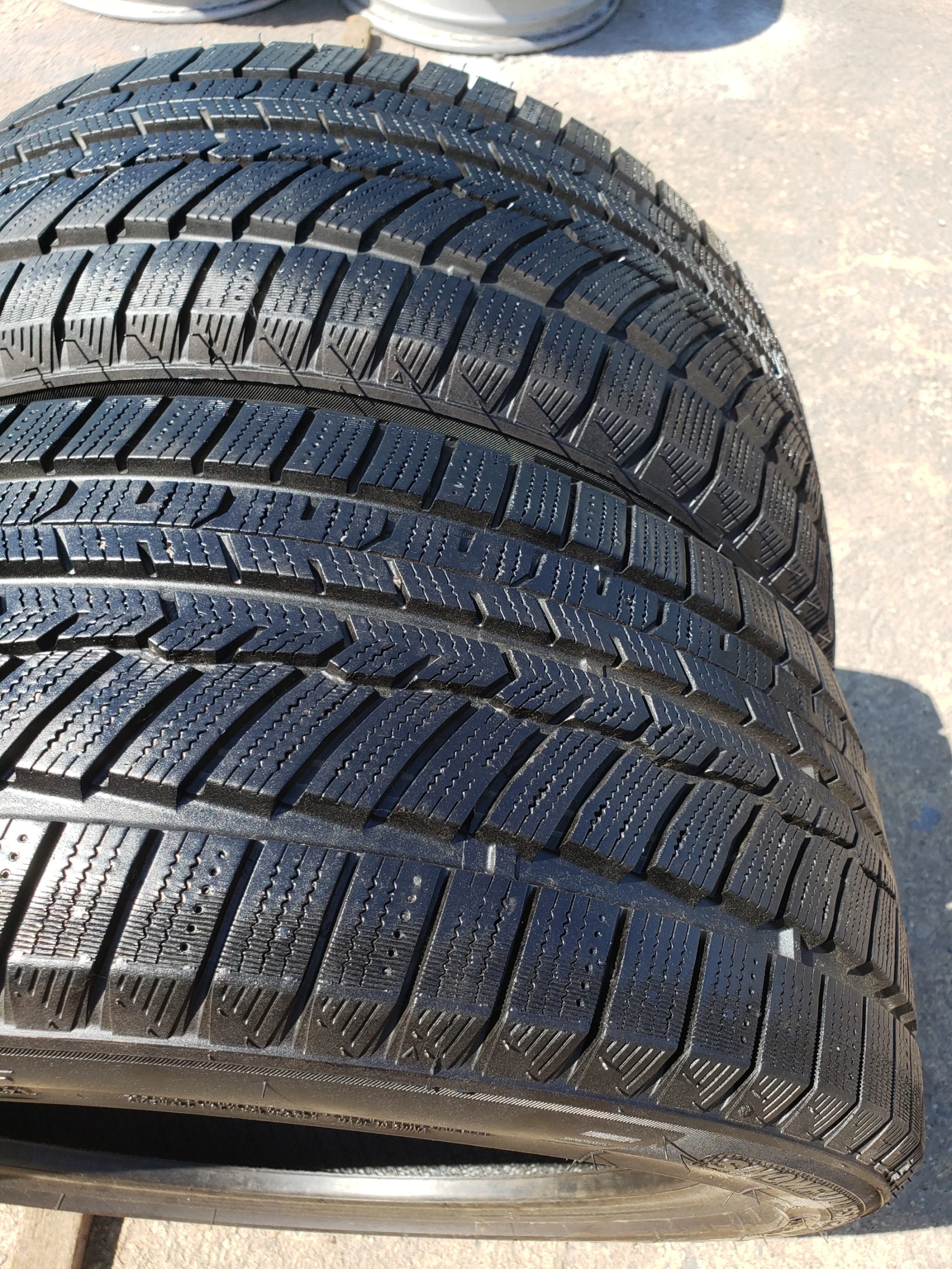 Гуми Зимни 205/45R16, снимка 4 - Гуми и джанти - 55950933