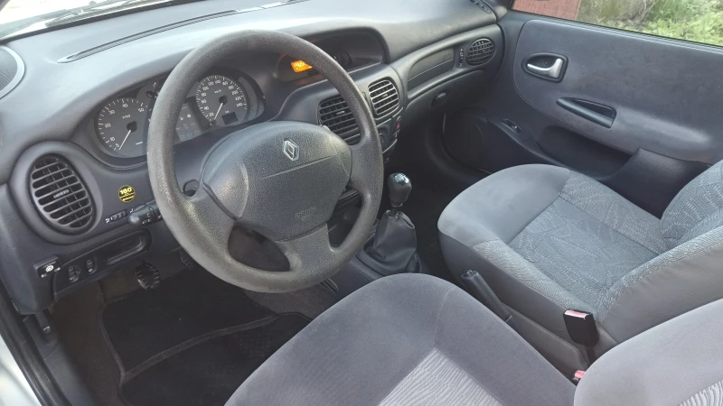 Renault Megane, снимка 14 - Автомобили и джипове - 48270670