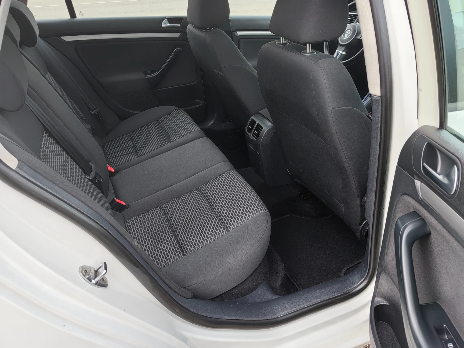 VW Golf 1.6tdi 105ps Navi, снимка 11 - Автомобили и джипове - 53506896