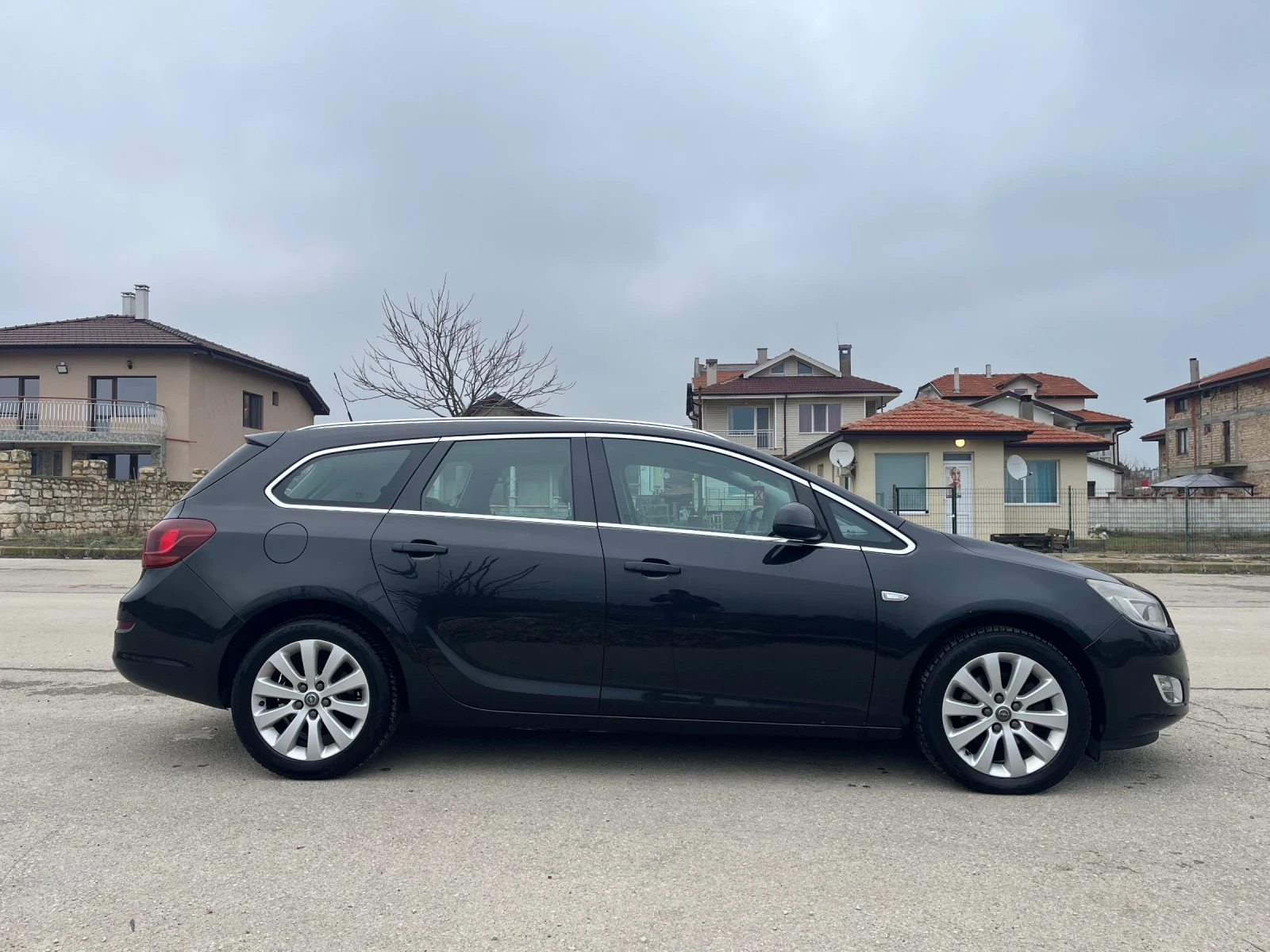 Opel Astra J Sports Tourer 1.7 cdti 110ks, снимка 3 - Автомобили и джипове - 54997958