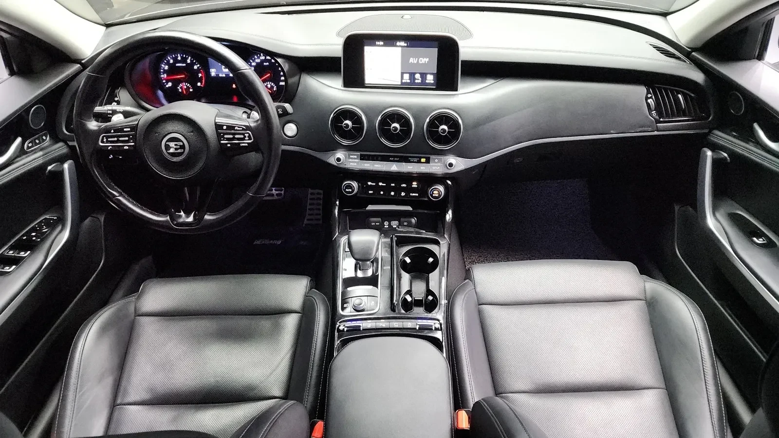 Kia Stinger 2.0* KEYLESS* ПОДГРЕВ ВОЛАН* ЕЛ. БАГАЖНИК* , снимка 16 - Автомобили и джипове - 55319935