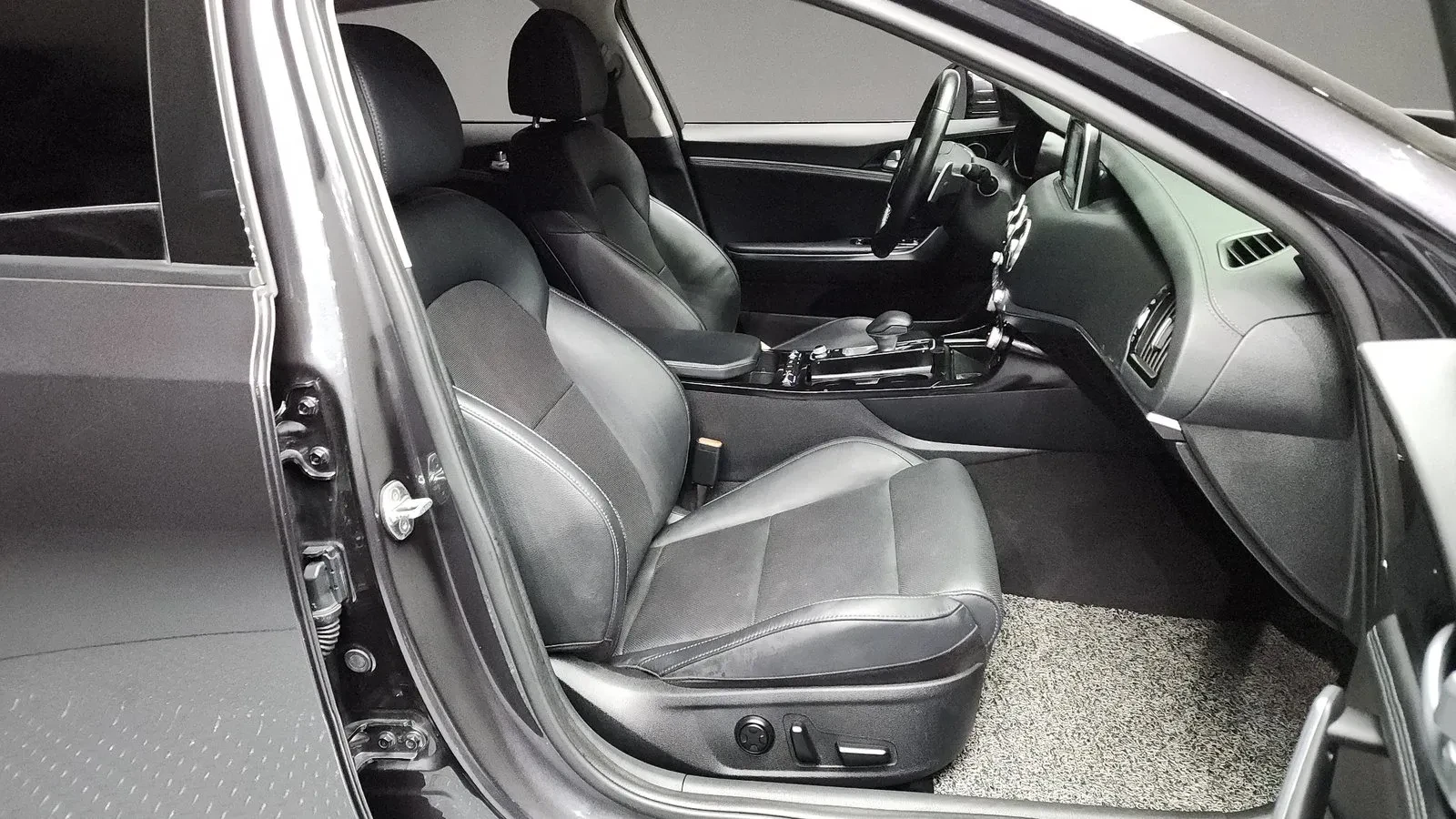 Kia Stinger 2.0* KEYLESS* ПОДГРЕВ ВОЛАН* ЕЛ. БАГАЖНИК* , снимка 7 - Автомобили и джипове - 55319935