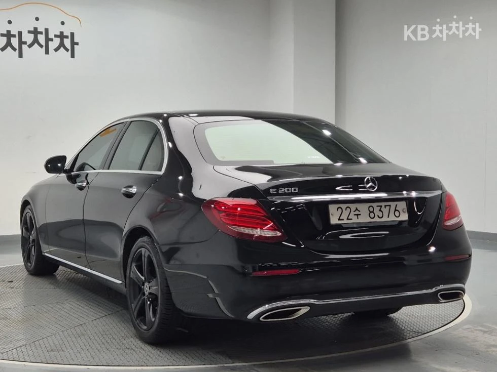 Mercedes-Benz E 200, снимка 2 - Автомобили и джипове - 55406737