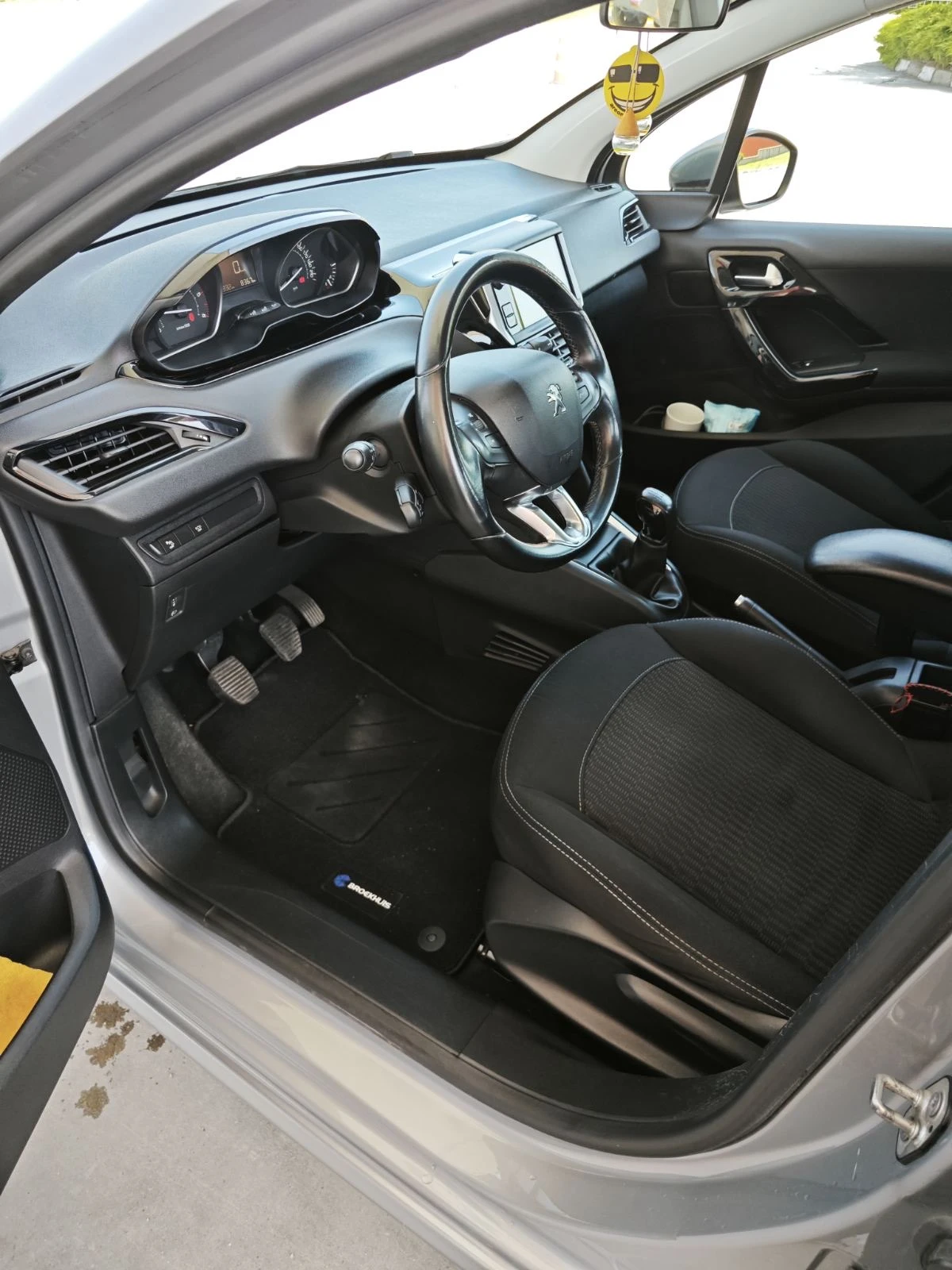 Peugeot 208, снимка 6 - Автомобили и джипове - 55722840