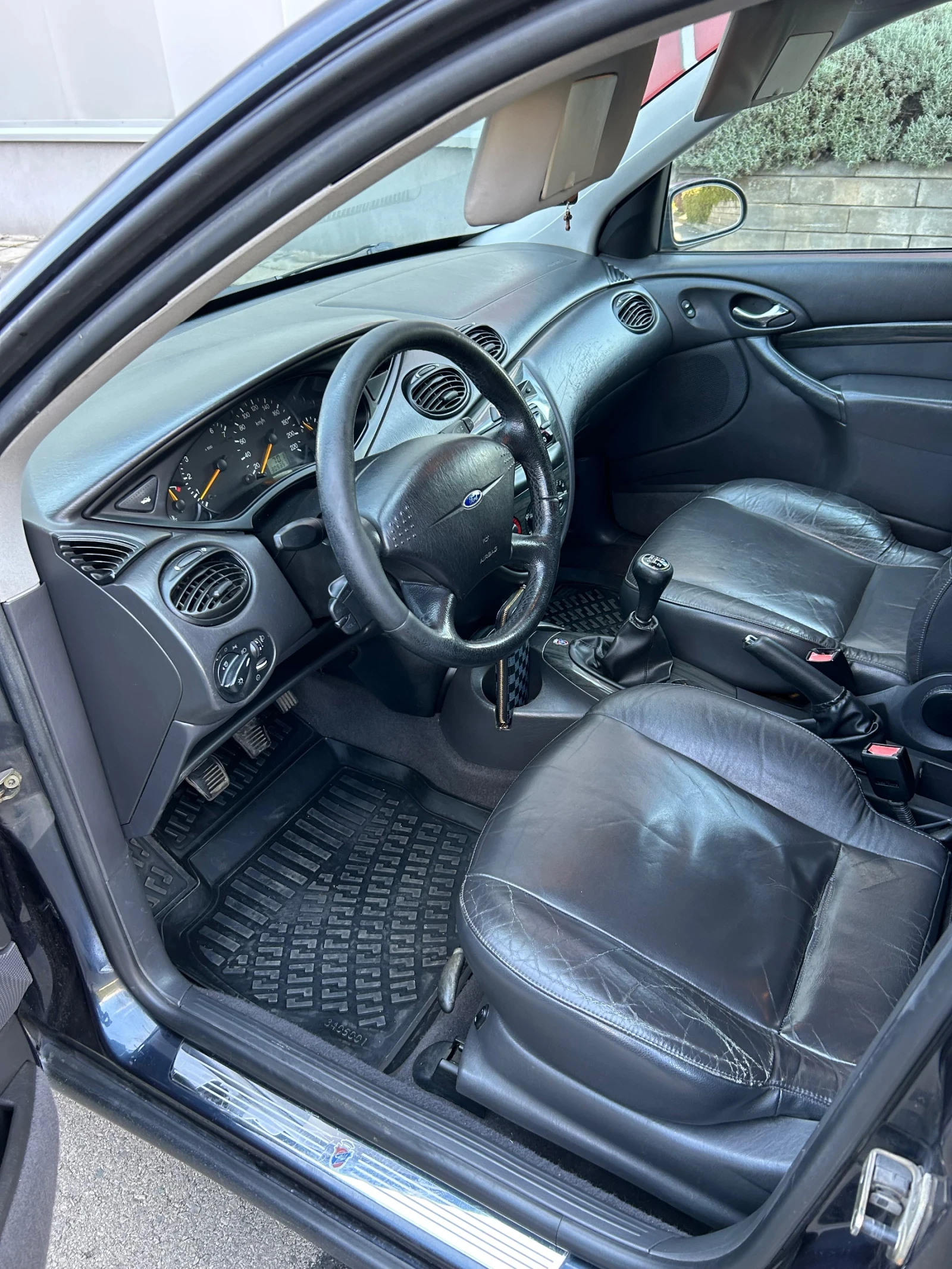 Ford Focus 1.6i GHIA, снимка 3 - Автомобили и джипове - 56238557