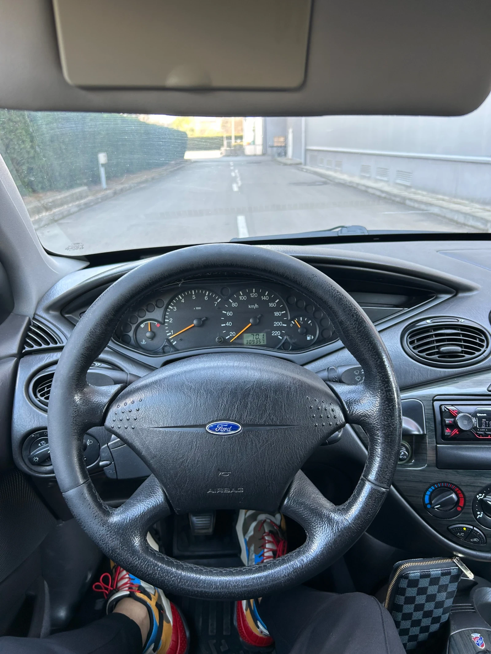 Ford Focus 1.6i GHIA, снимка 2 - Автомобили и джипове - 56238557