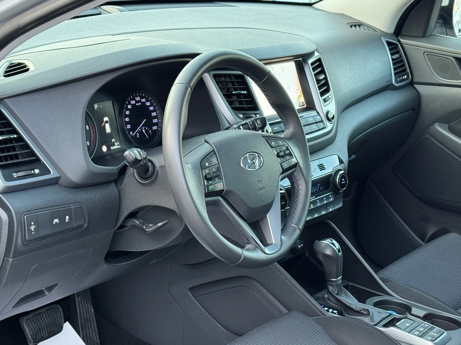 Hyundai Tucson 2.0D-ПАНОРАМА-KEYKESS-НАВИ-КАМЕРА-165Х.КМ-ОТЛИЧНА - изображение 10