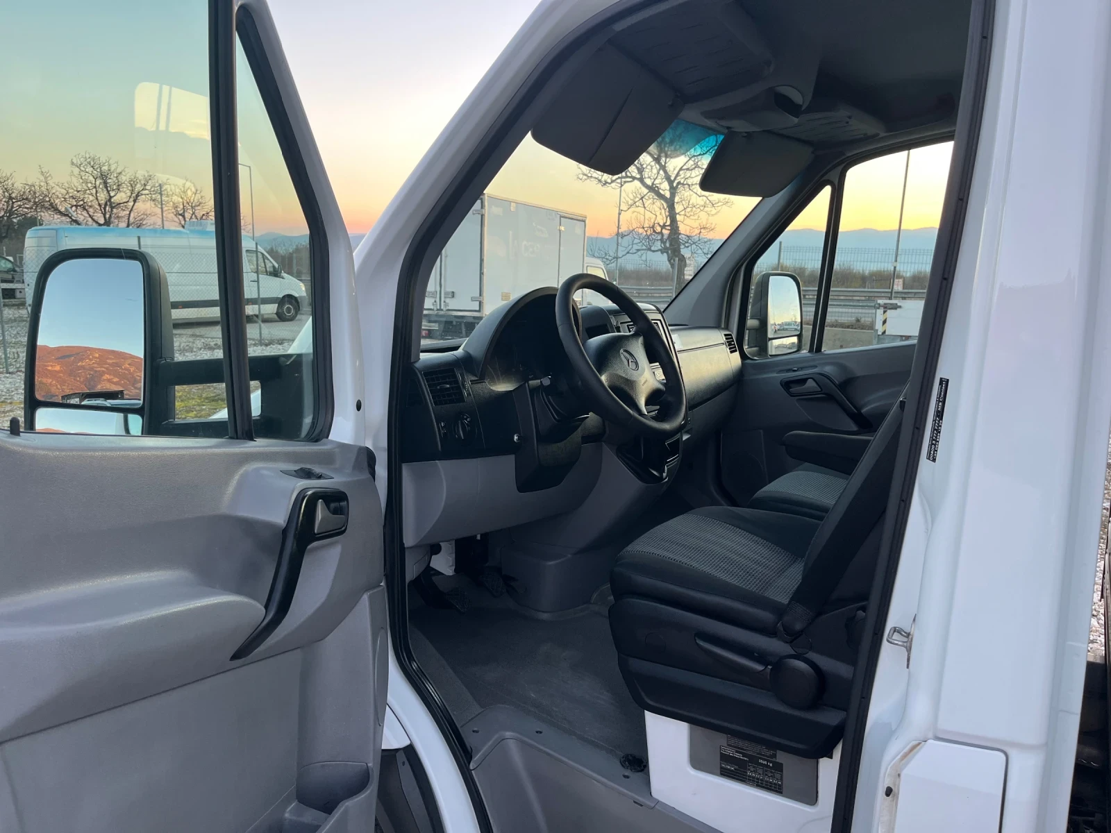 Mercedes-Benz Sprinter 519 519-3000кб-ИТАЛИЯ-КЛИМА-Бкат.-ОРИГИНАЛЕН ВИД - изображение 8