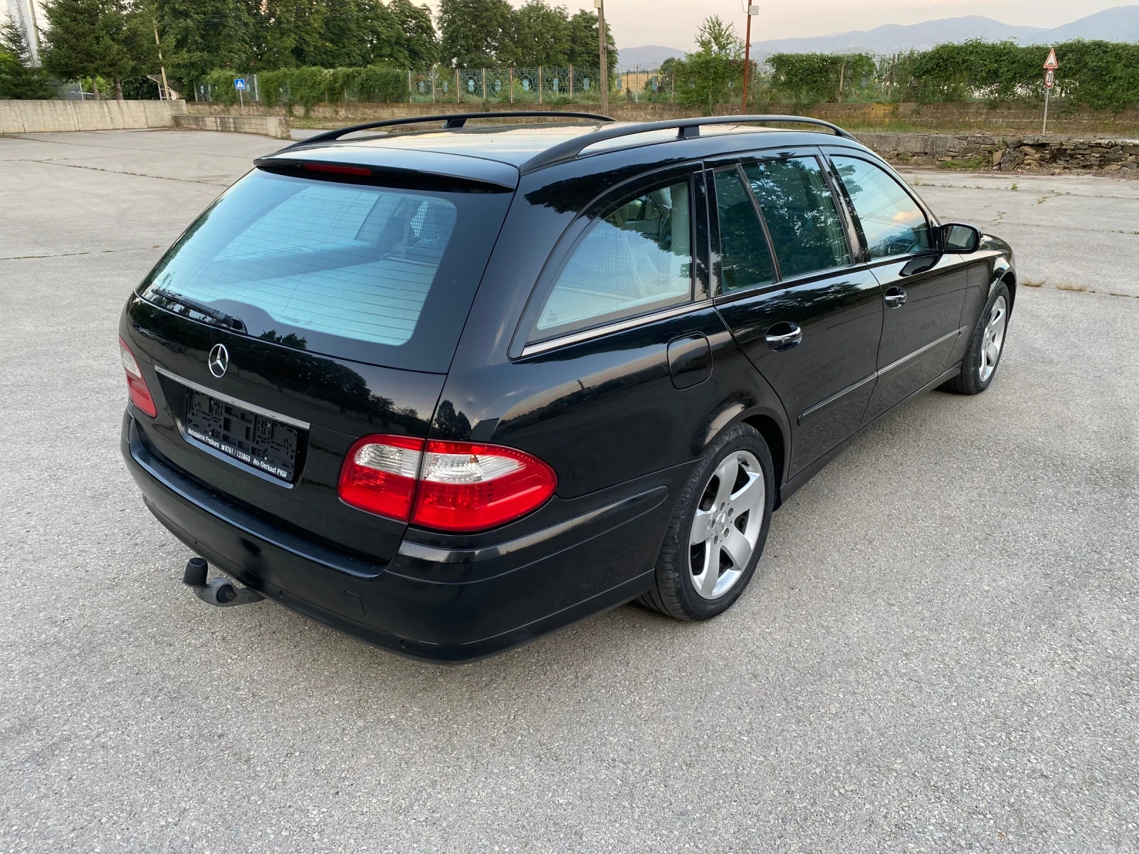 Mercedes-Benz E 500 7G-Tronic задно - изображение 7
