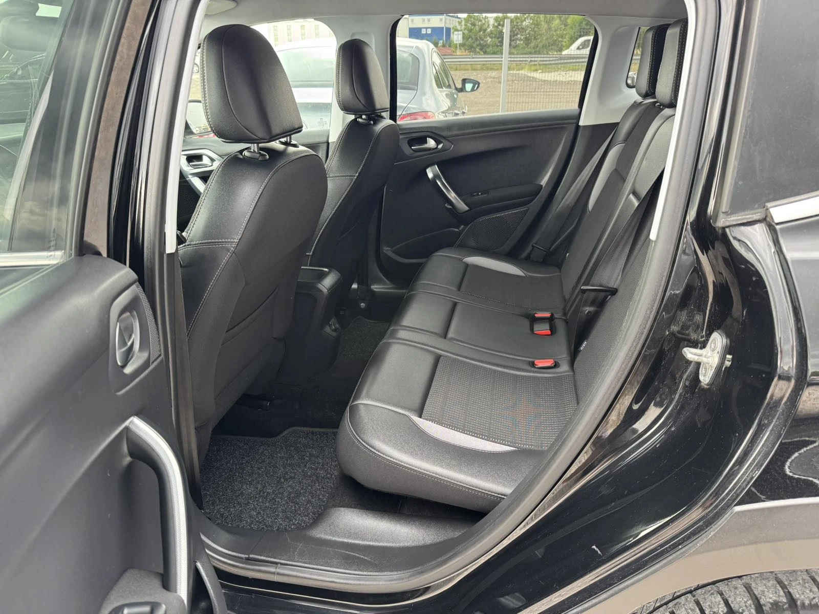 Peugeot 2008 1.6 BLUE HDI ALLURE, снимка 8 - Автомобили и джипове - 54943178