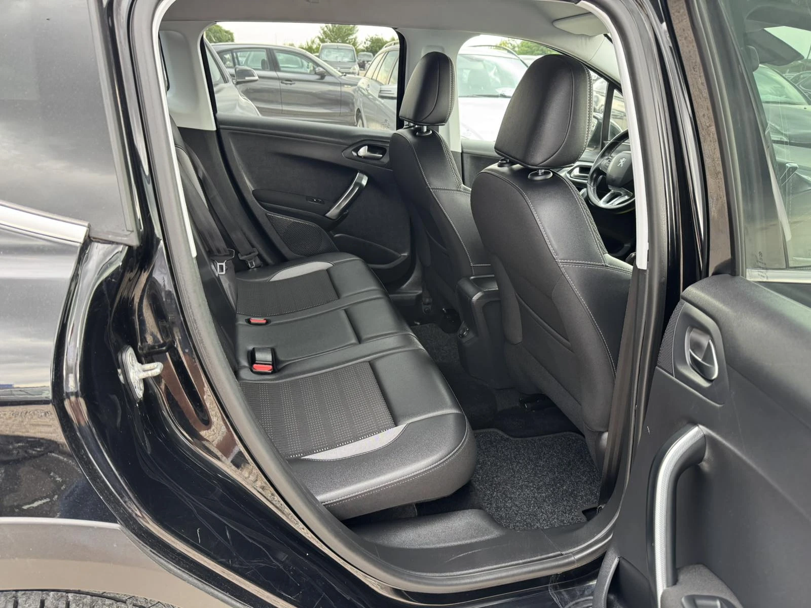 Peugeot 2008 1.6 BLUE HDI ALLURE, снимка 14 - Автомобили и джипове - 54943178