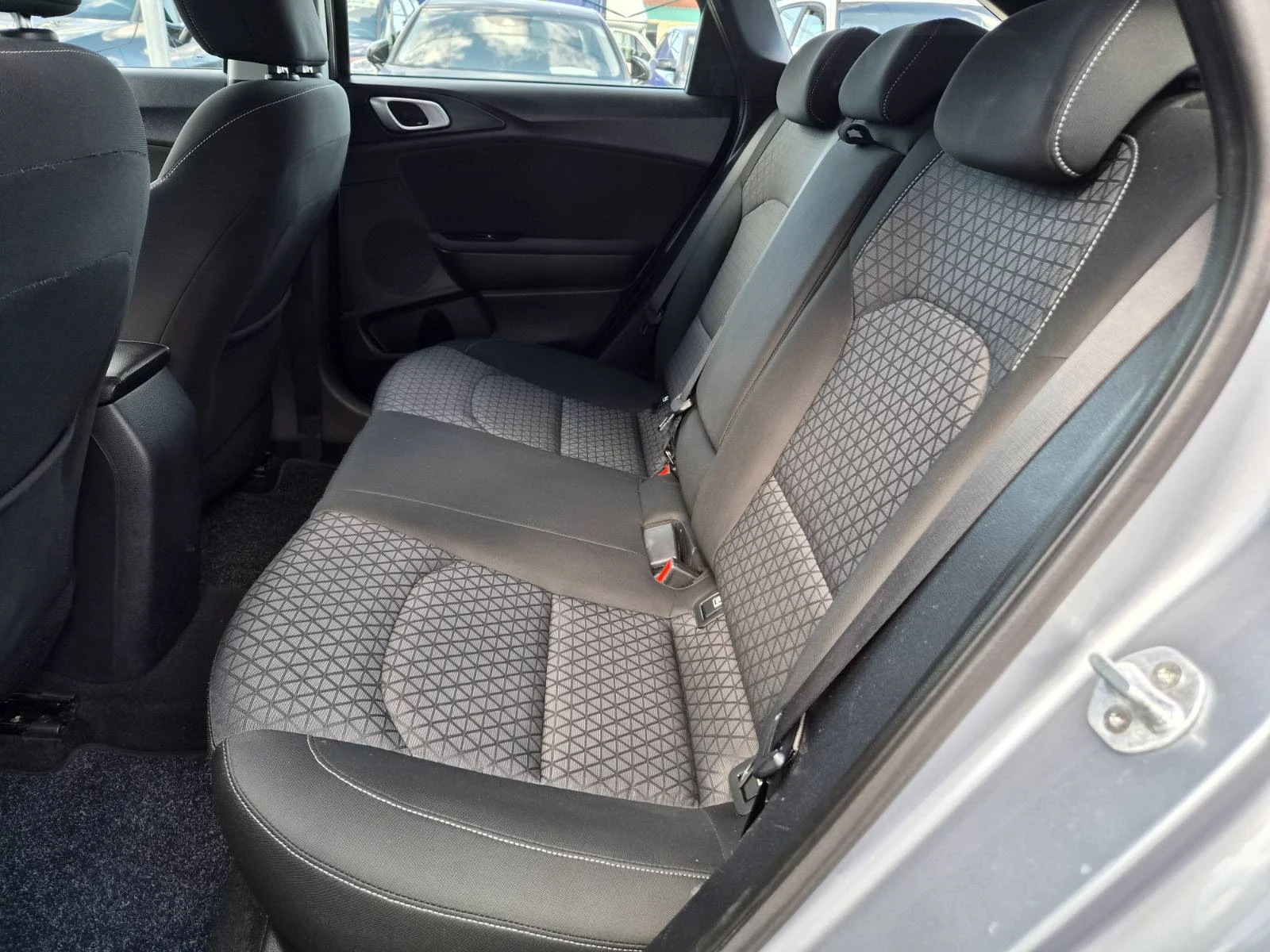 Kia Ceed 1.6CRDI-AUTOMATIC, снимка 15 - Автомобили и джипове - 54981069