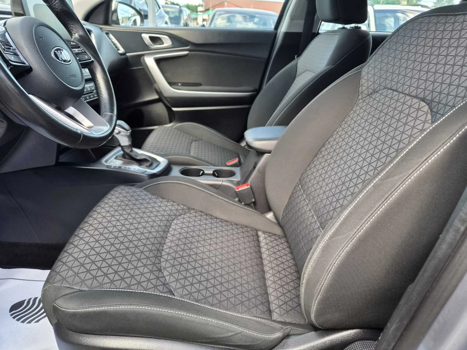 Kia Ceed 1.6CRDI-AUTOMATIC, снимка 7 - Автомобили и джипове - 54981069