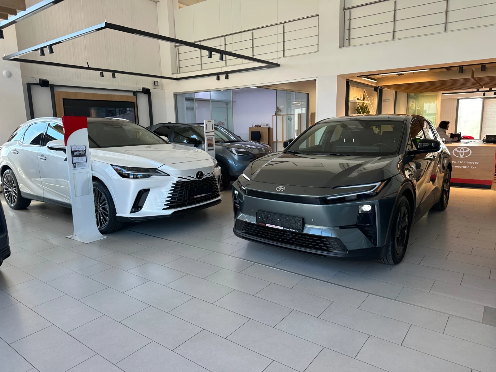 Toyota CH-R+ Наличен!, снимка 2 - Автомобили и джипове - 56537066
