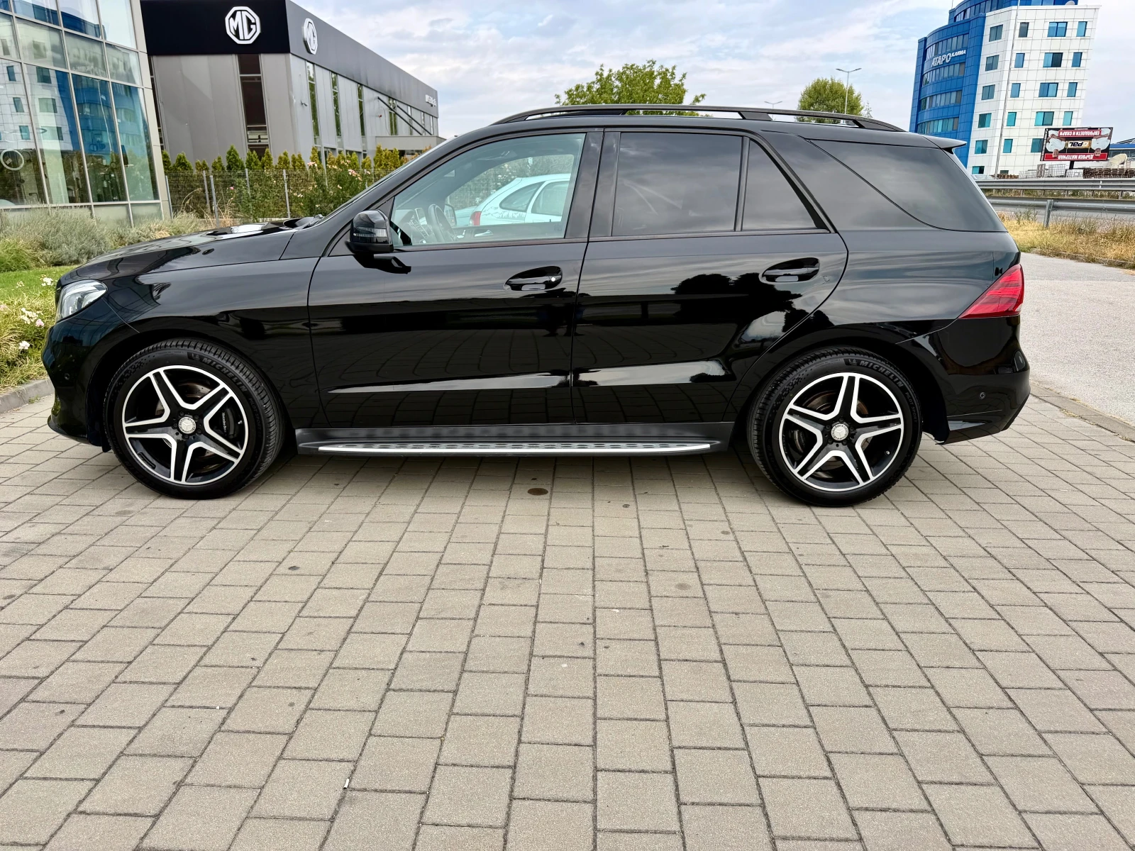 Mercedes-Benz GLE 350 AMG-МАСАЖ-HEAD UP--ВАКУМ-DISTRONIK-BLIND-SPOT-9G, снимка 8 - Автомобили и джипове - 56176021